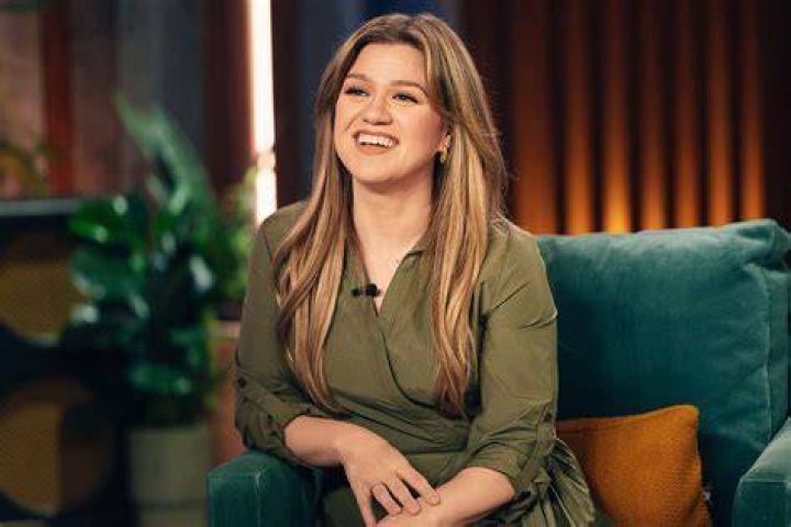 Kelly Clarkson Appears on Season Premiere of Blake Shelton's 'Barmageddon'