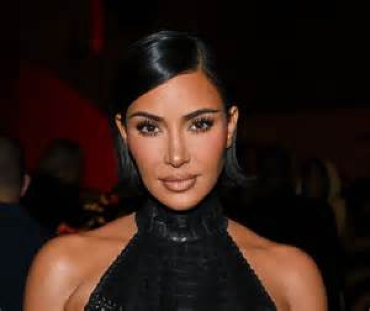 Kim Kardashian breaks the internet again with bleached eyebrows and her bare bum Wed 7 Septembe
