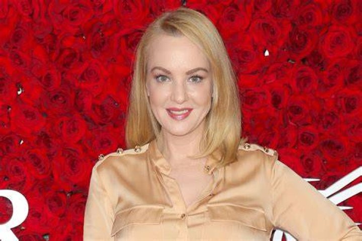 Wendi McLendon-Covey Husband, Children, Net Worth, Age, Bikini, Height